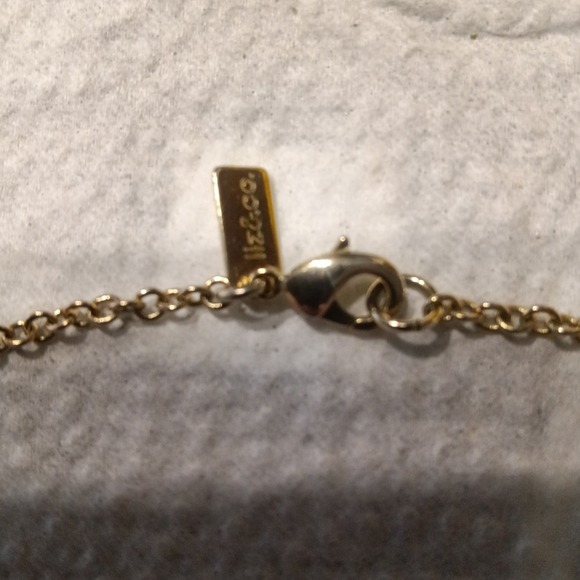 Liz & Co Necklace Green Gold Tone Beaded Pendant 14 Inch Costume Glows UV light - Picture 4 of 5